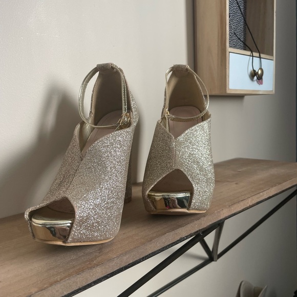 Brand New high heel golden flakie - Picture 4 of 4